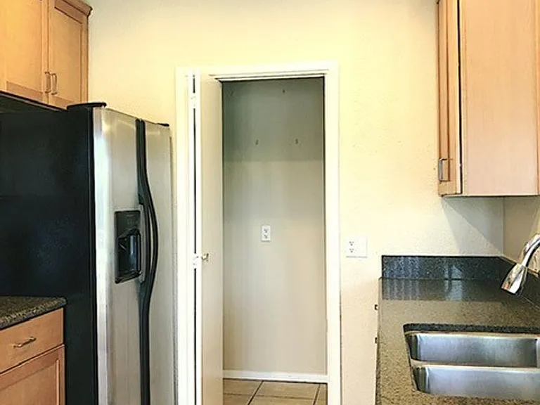 808 W 29th St #301 — Photo 13