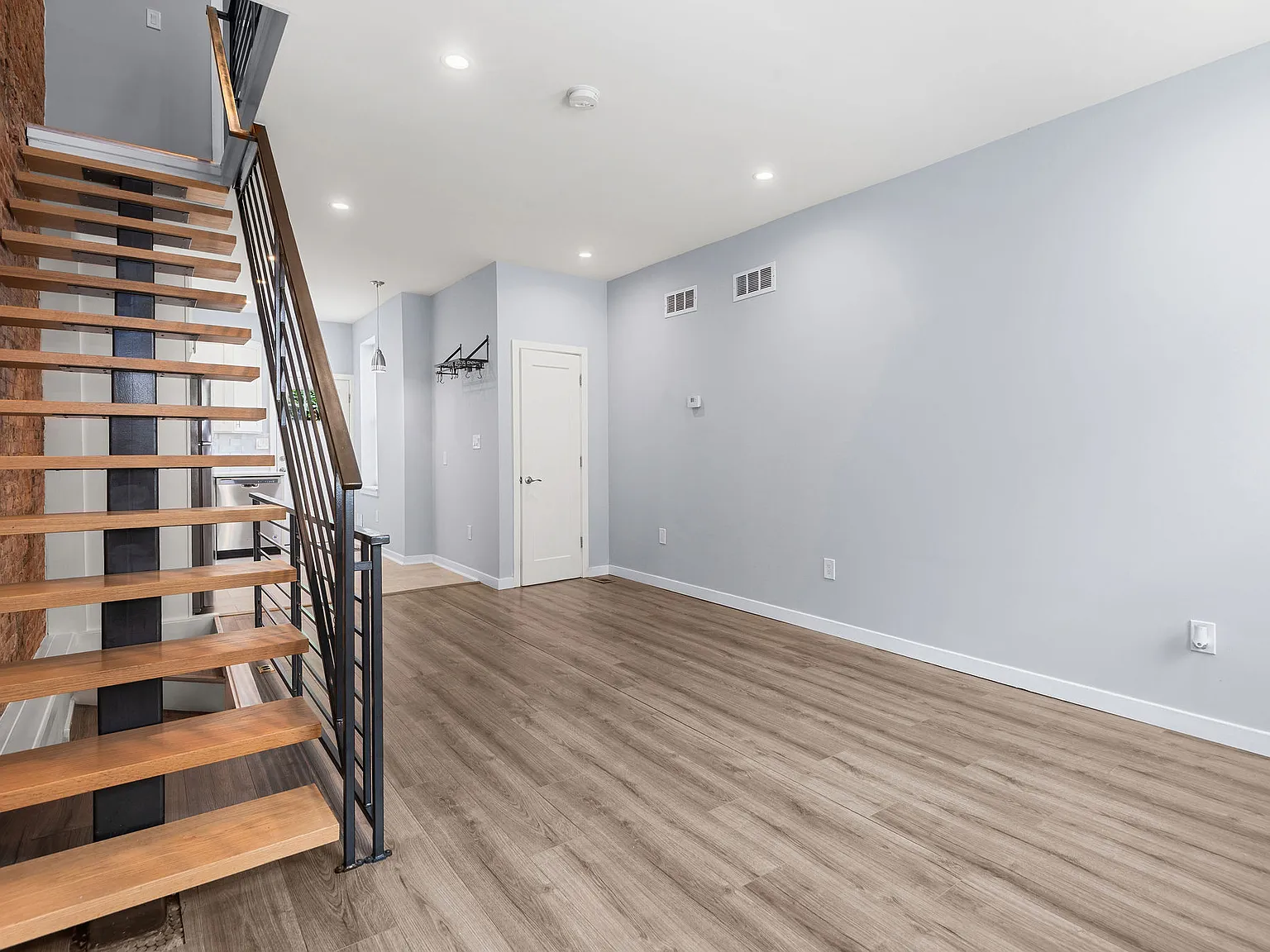 2 bed, 1.5 bath, 1020 sqft, $1,600 — Photo 2
