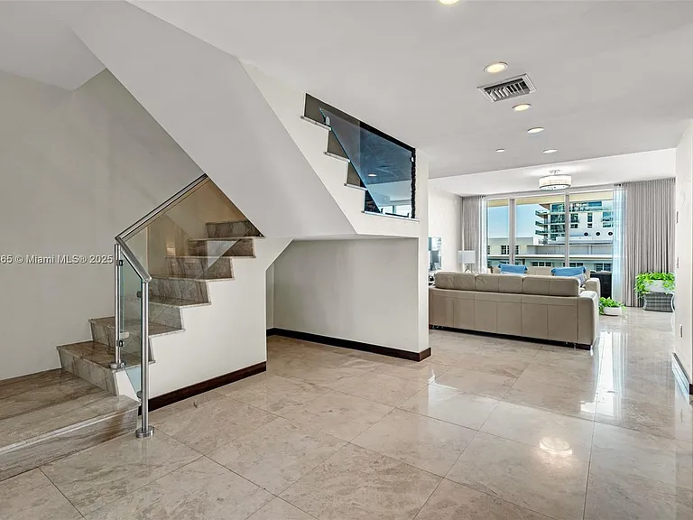5875 Collins Ave #1714 — Photo 7