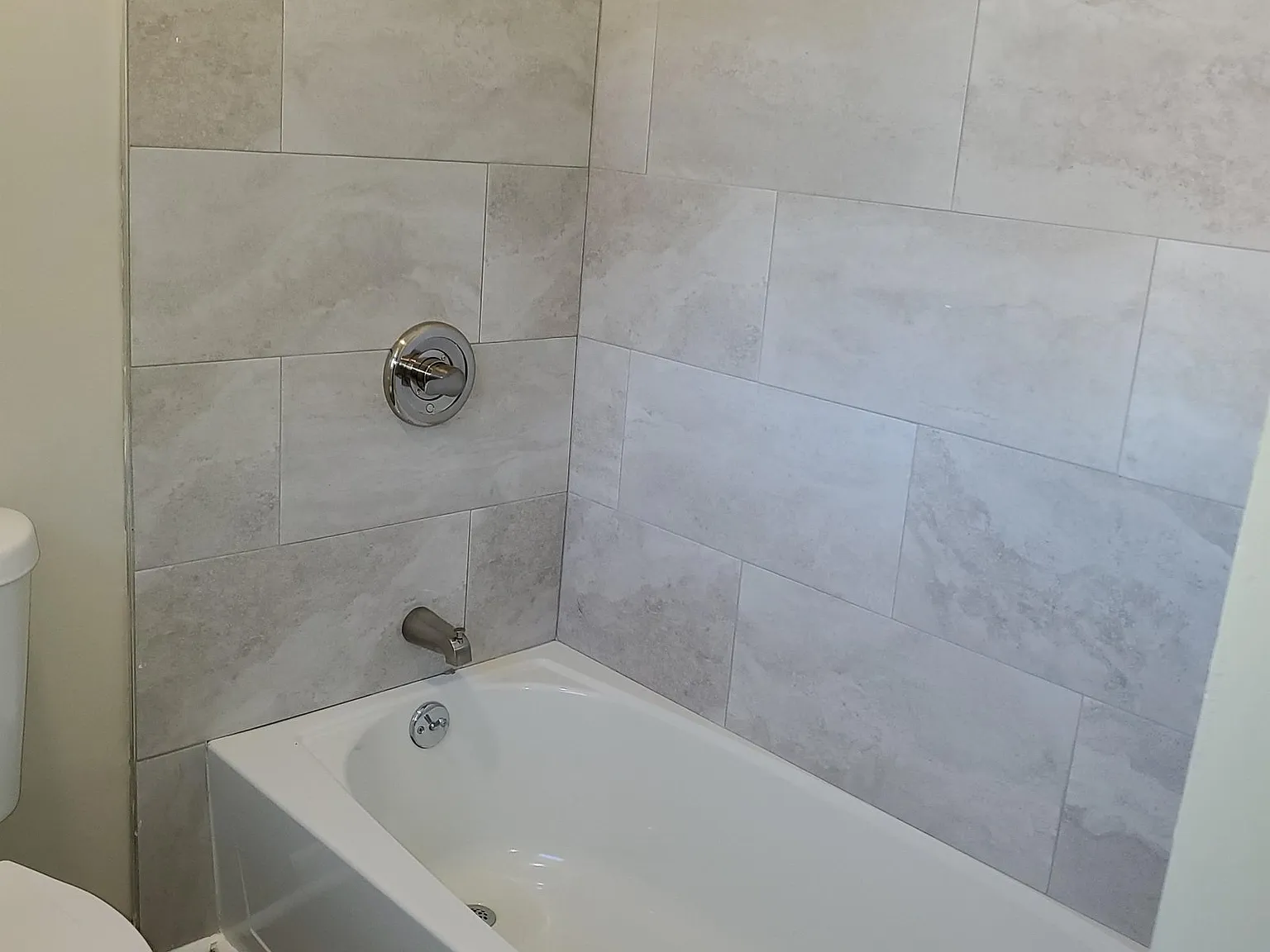 3 bed, 1.0 bath, 987 sqft, $1,197 — Photo 3