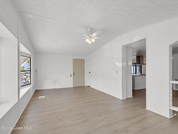 3rd image of 908 Oleander Cir