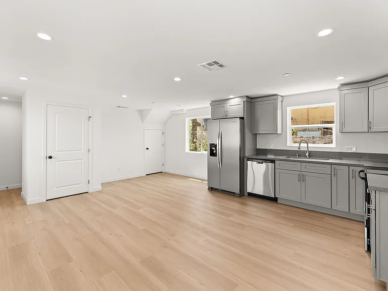 1033 W 91st St #A — Photo 24