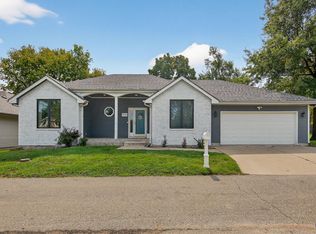 3724 SW Brook Lawn Cir, Topeka, KS 66610
