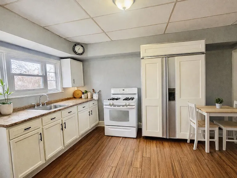 305 Barney St — Photo 3