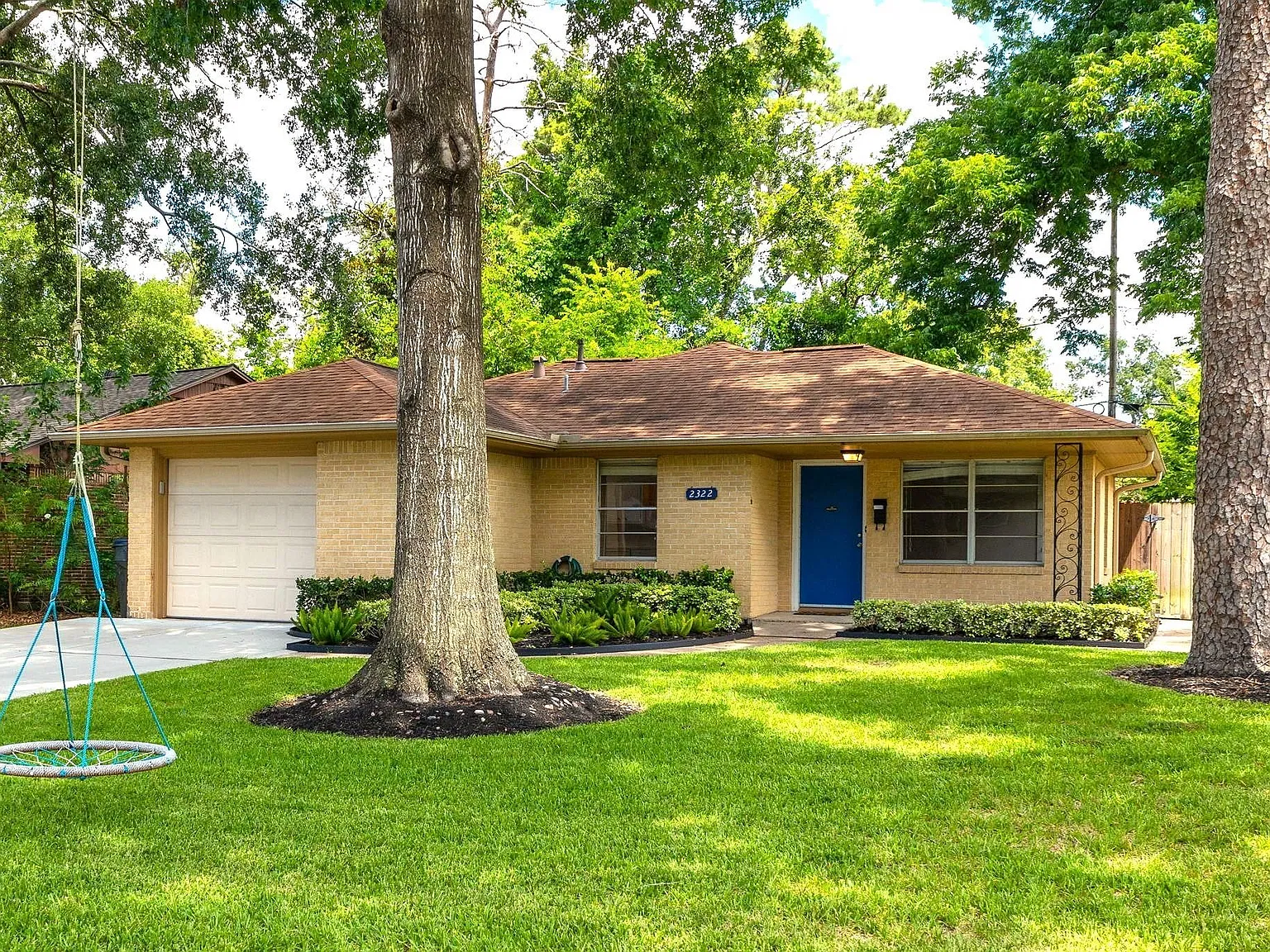 3 bed, 1.0 bath, 1090 sqft, $2,200 — Photo 2