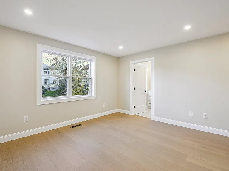 110 Stowe St — Photo 13