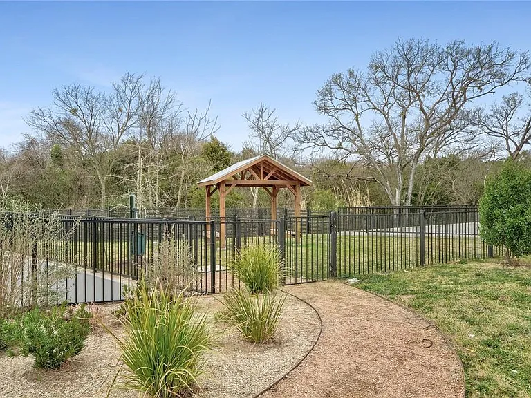 4502 Grassland Dr — Photo 32