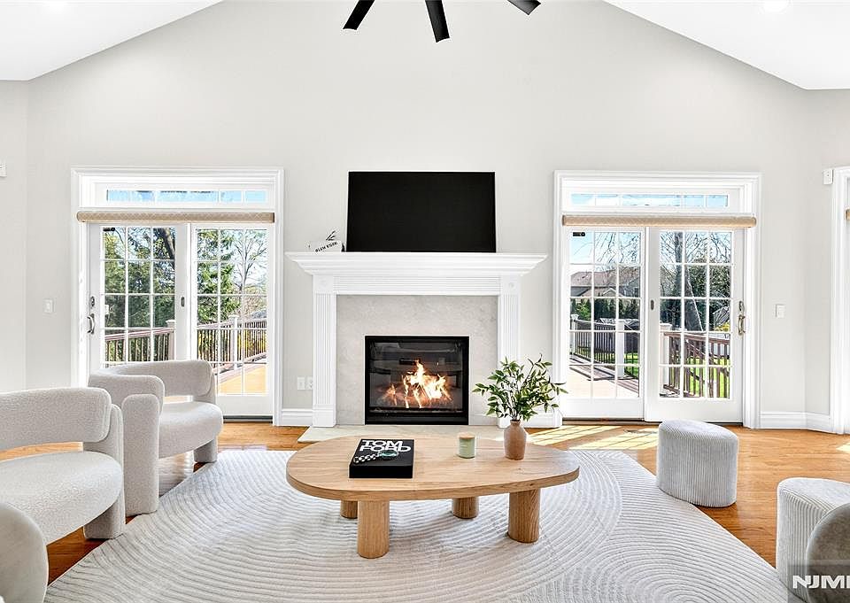 1st image of 125 E Gramercy Pl