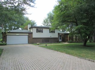 6N716 Crestwood Dr, St Charles, IL