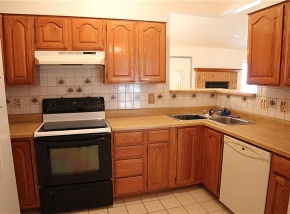 3rd image of 2015 Meadowbrook Dr