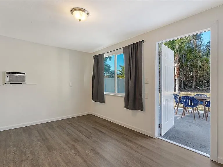 209 Briggs Ct — Photo 27