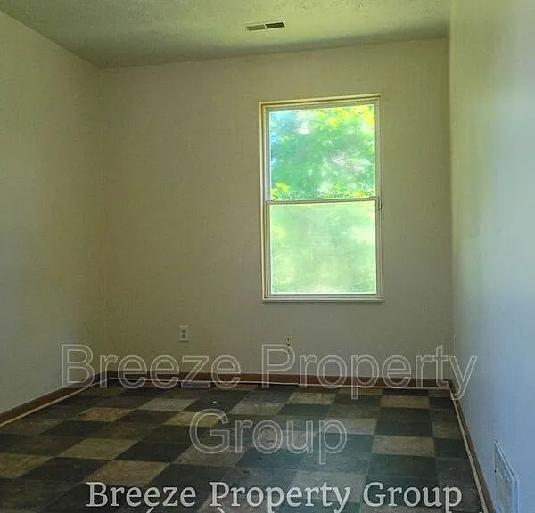 546 Breaden St — Photo 12