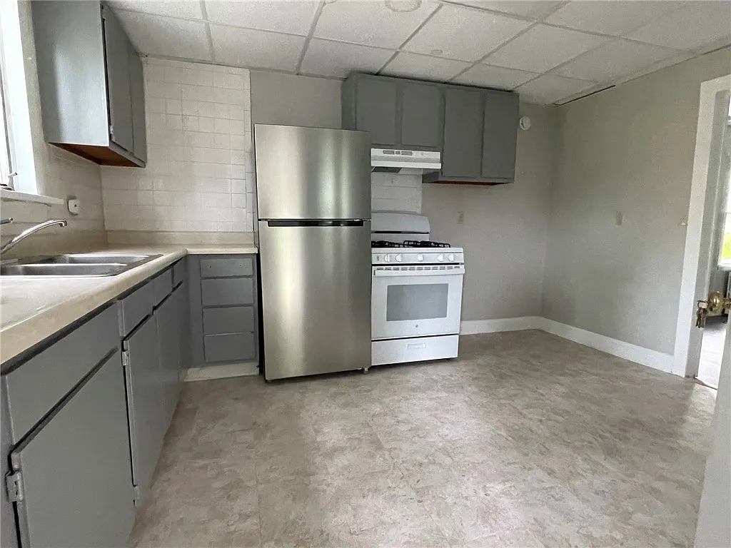 3 bed, 1.0 bath, 5496 sqft, $2,300 — Photo 2