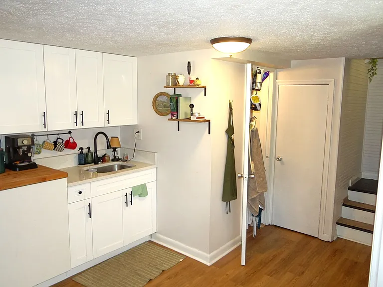 407 1/2 E Paris St — Photo 5