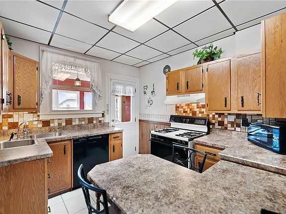 5th image of 127 Highland Ave
