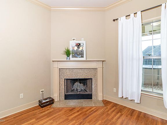 4th image of 102 Clint Ln