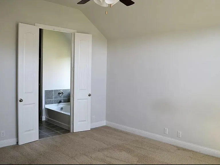 4416 Oak Bluff Dr — Photo 10