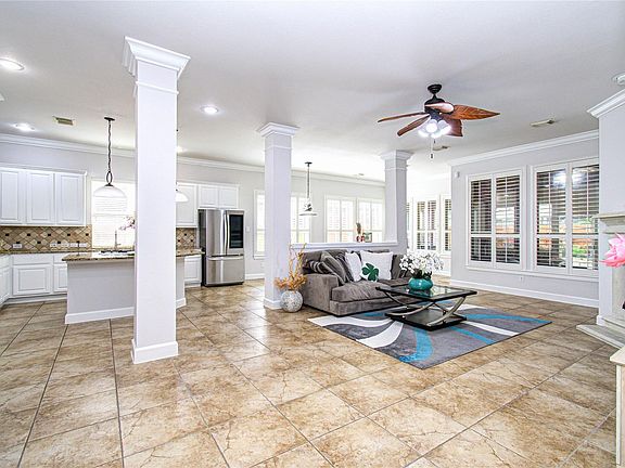 4th image of 814 Hollington Way