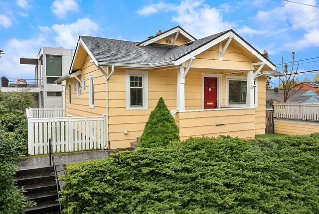 Adorable elevated location in a beautiful neighborhood!
