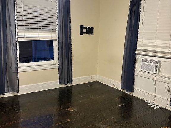 5th image of 915 Laurens St