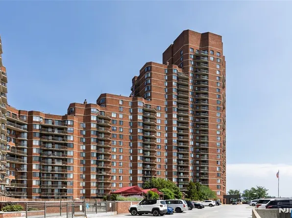 2105 Harmon Cv, Secaucus, NJ 07094