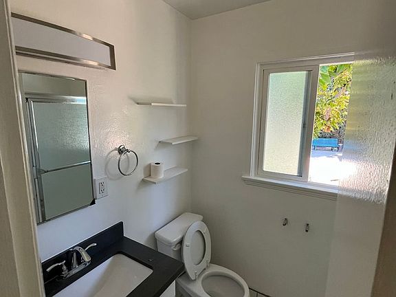 5th image of 5051 Whitsett Ave #5053