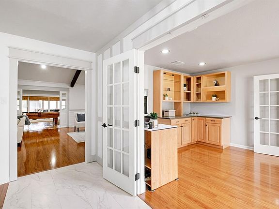 5th image of 605 W Castlewood Avenue