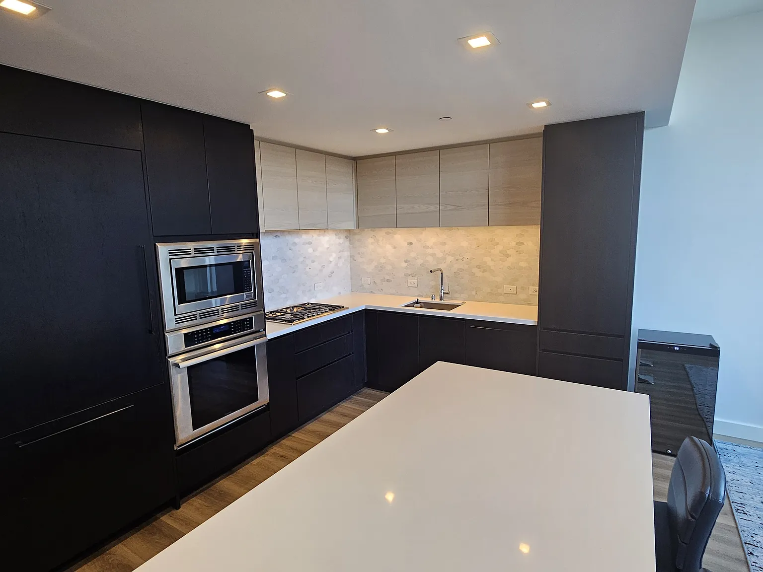 2 bed, 1.5 bath, 1100 sqft, $5,200 — Photo 3