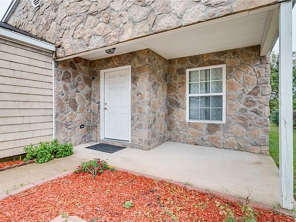 4th image of 1912 S Pinewoods Dr