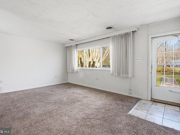 5th image of 1469 Cedarhurst Rd