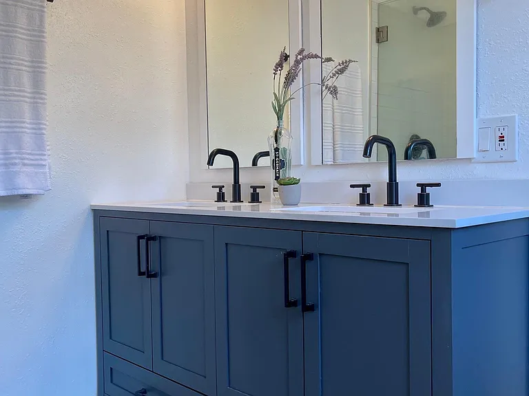 Primary bathroom w/ double sink vanity
