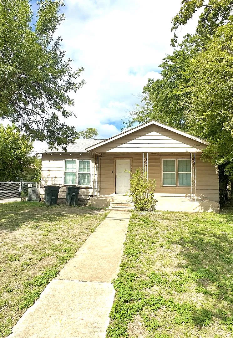 Four bedroom home with two bathrooms available — Photo 1