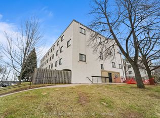 1050 Falgarwood Dr #112, Oakville, ON L6H 2P3