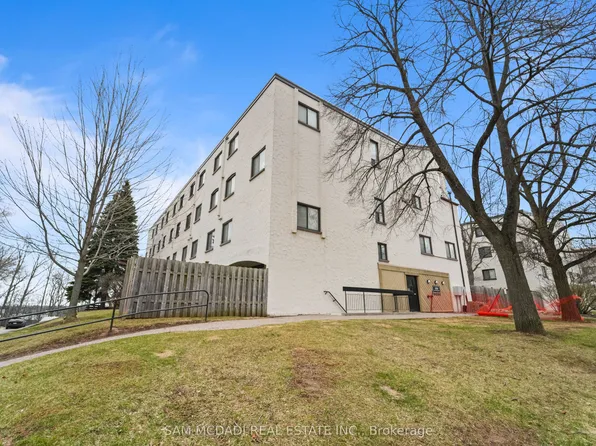 1050 Falgarwood Dr #112, Oakville, ON L6H 2P3