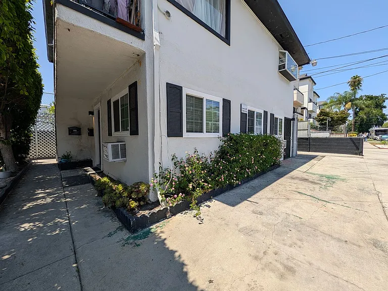 5207-5209 Cartwright Ave — Photo 9