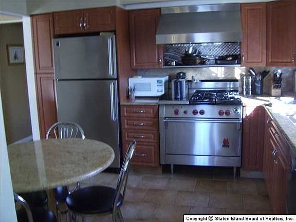 3rd image of 177 Petrus Ave