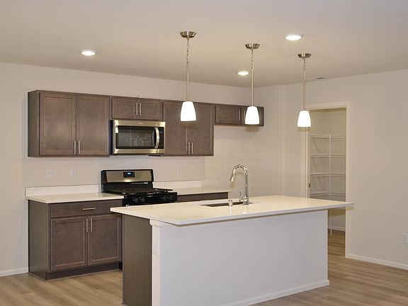 Kirchen with Quartz Counter, Luxury Vinyl flooring, great Pantry, *Refrigerator included**