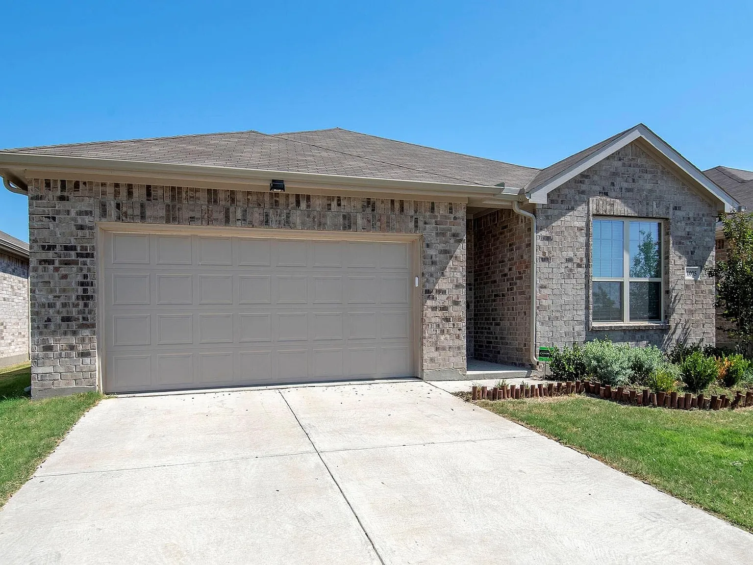 4 bed, 2.0 bath, 1942 sqft, $2,049 — Photo 2