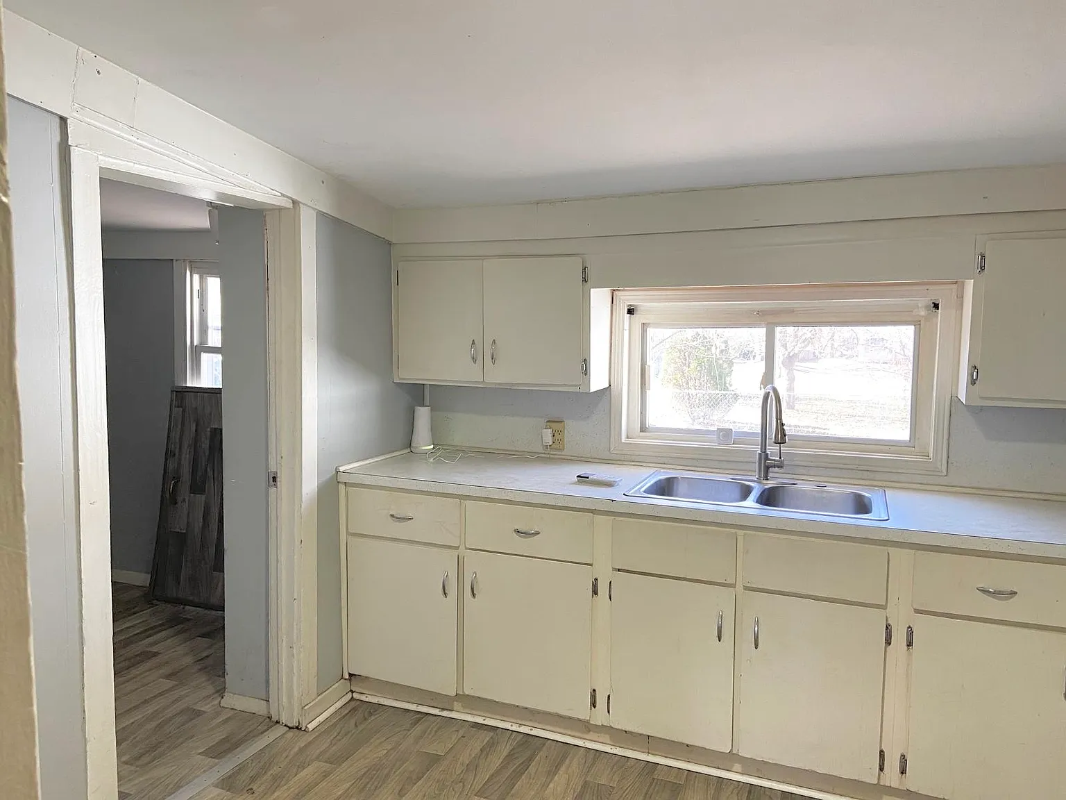 Beautiful Renovated Home w/ Yard & Garage — Photo 2