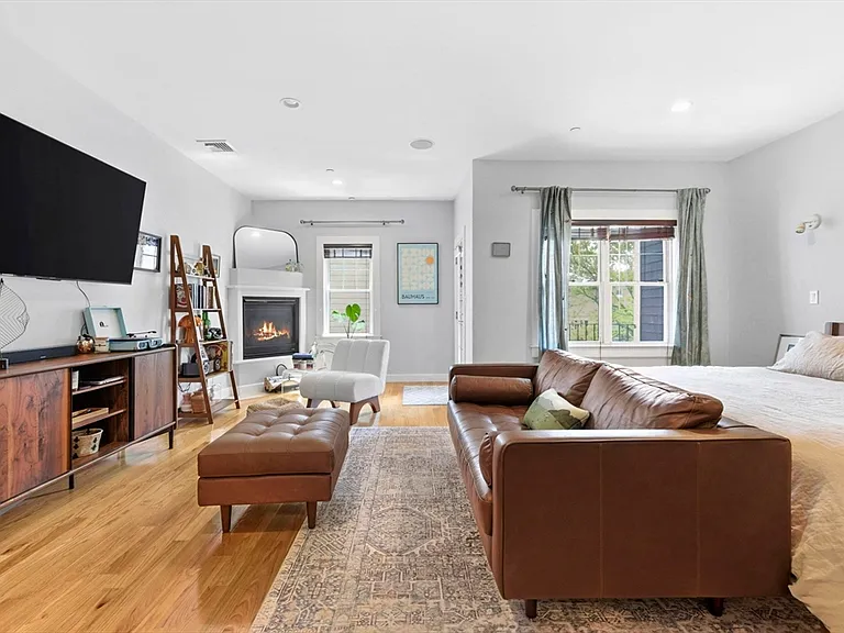 345 W Broadway #8 — Photo 9