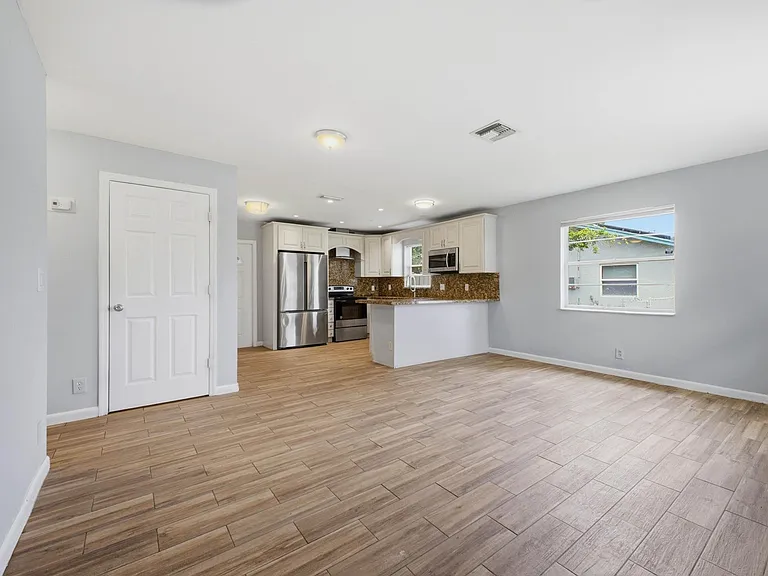 3561 Oberon Ave — Photo 5
