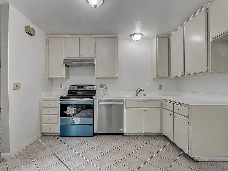 Hillery Dr — Photo 2