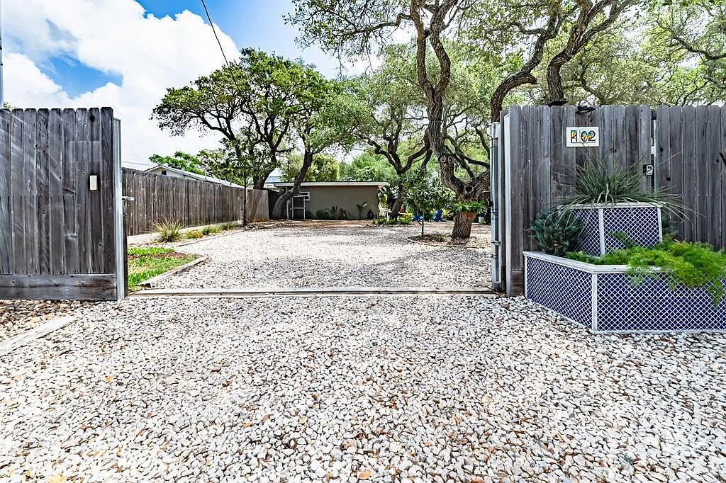 2 bed, 1.0 bath, 864 sqft, $2,000 — Photo 3