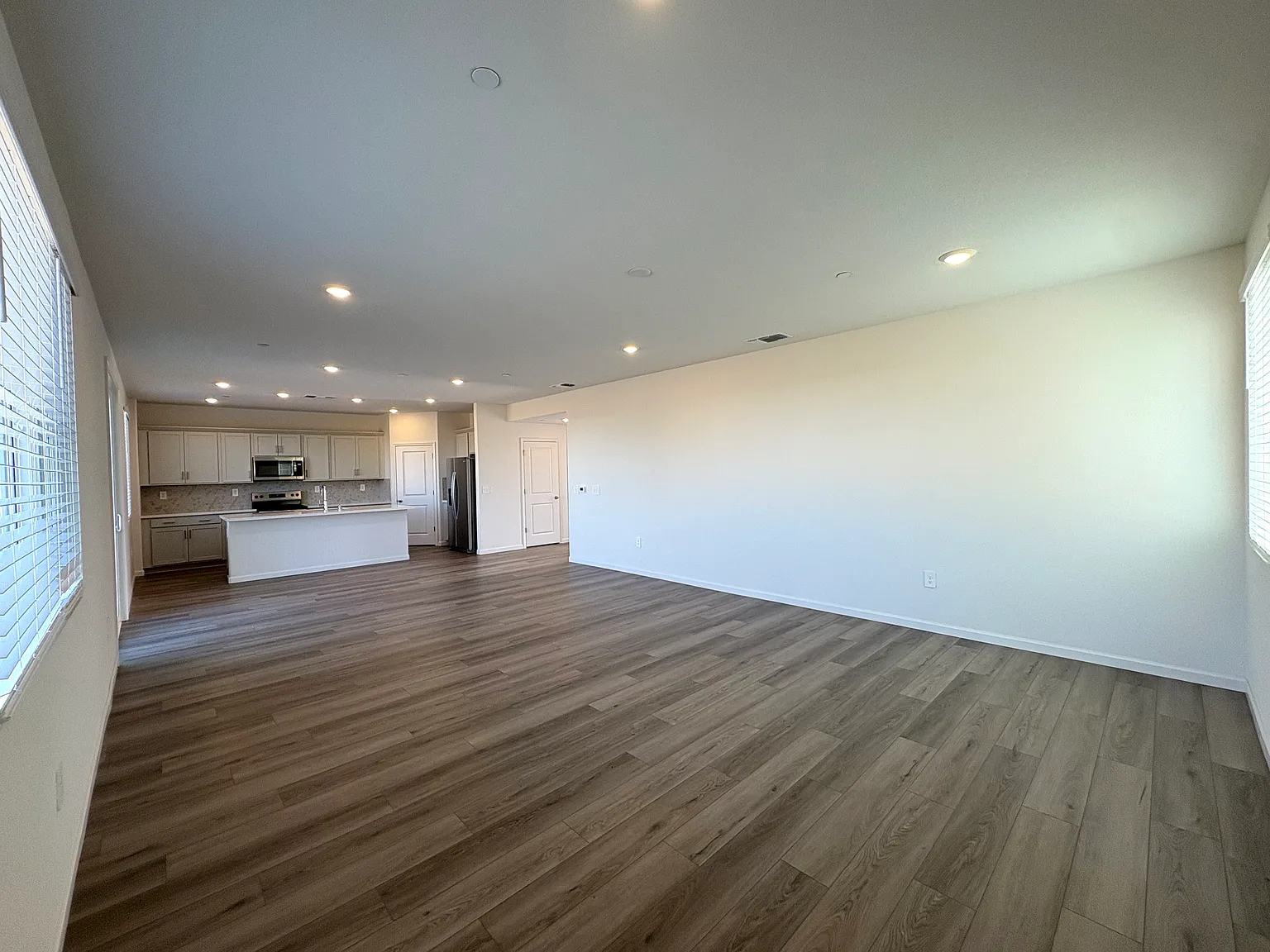 4 bed, 2500 sqft, $3,100 — Photo 3