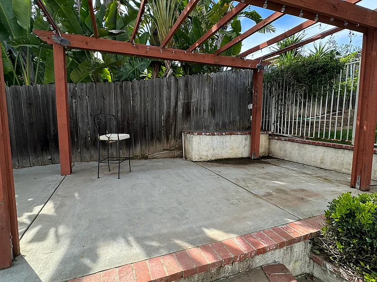 1725 Hillcrest Ln — Photo 3