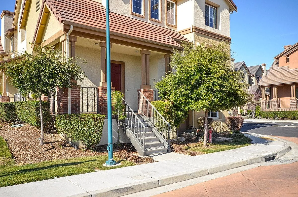 3 bed, 2.5 bath, 1675 sqft, $3,850 — Photo 1