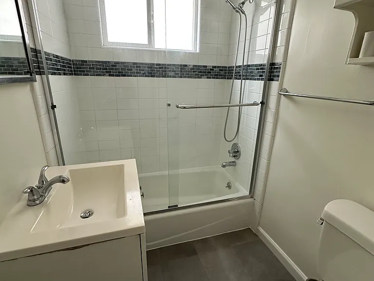 1530 Granville Ave #8 — Photo 10