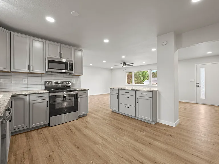 3018 Roche Dr N — Photo 12