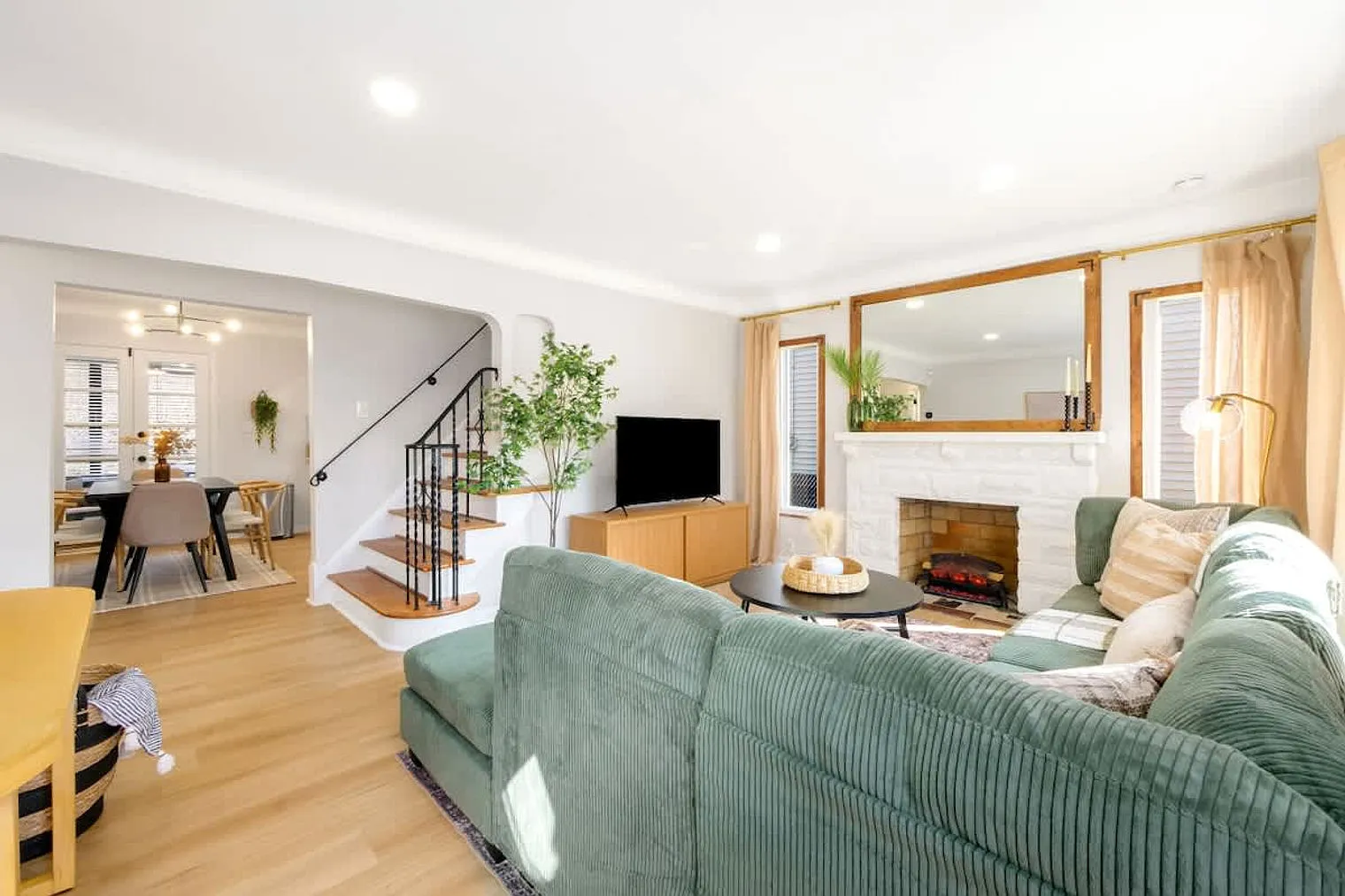 3 bed, 1.0 bath, 10763 sqft, $3,378 — Photo 4