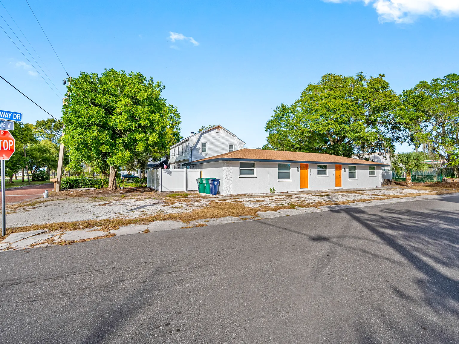 3 bed, 810 sqft, $2,200 — Photo 1